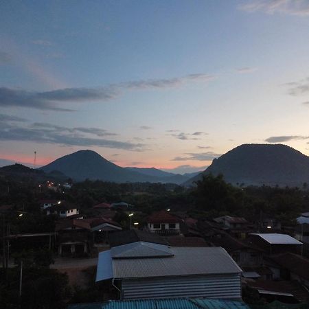 Positive Energy Homestay And Guide In Chiangkhan Чанхан Экстерьер фото
